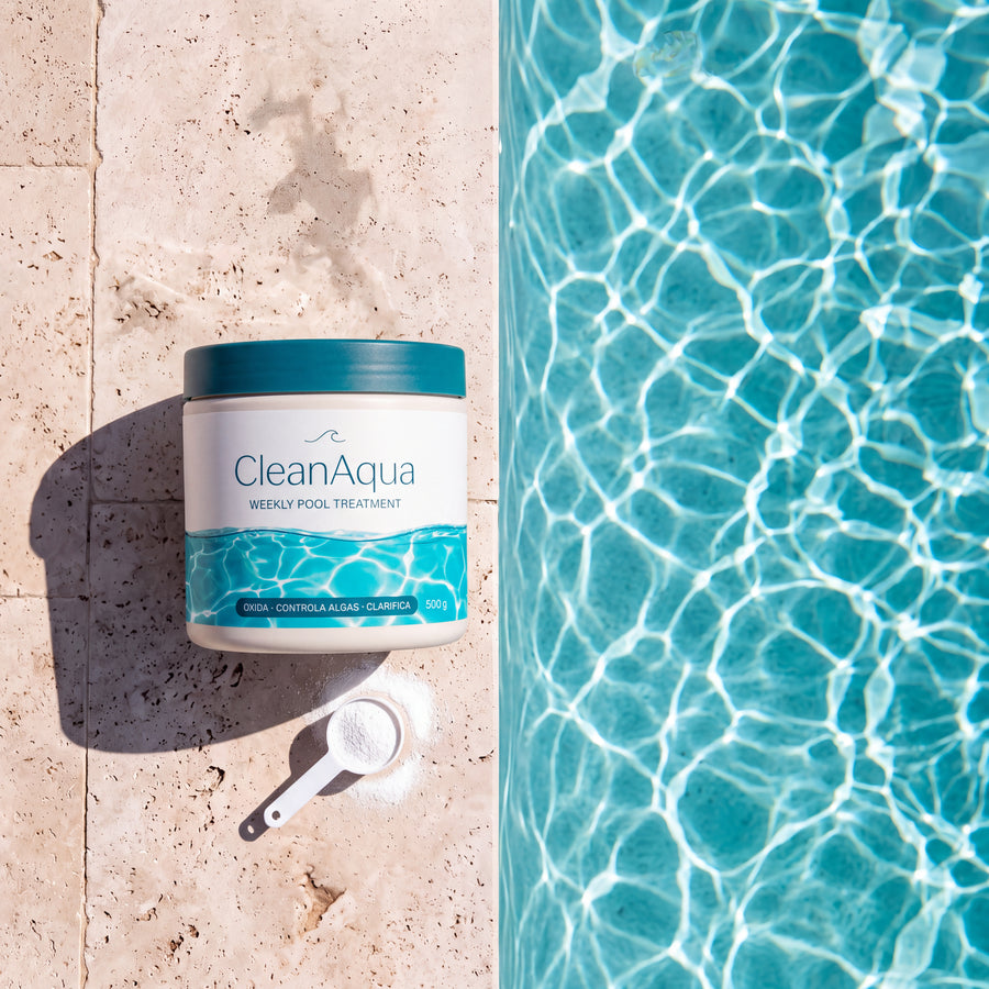 Tarro de CleanAqua con su medidor junto al agua